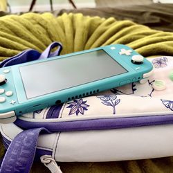 Switch Lite w/ Pikachu Carrying Case