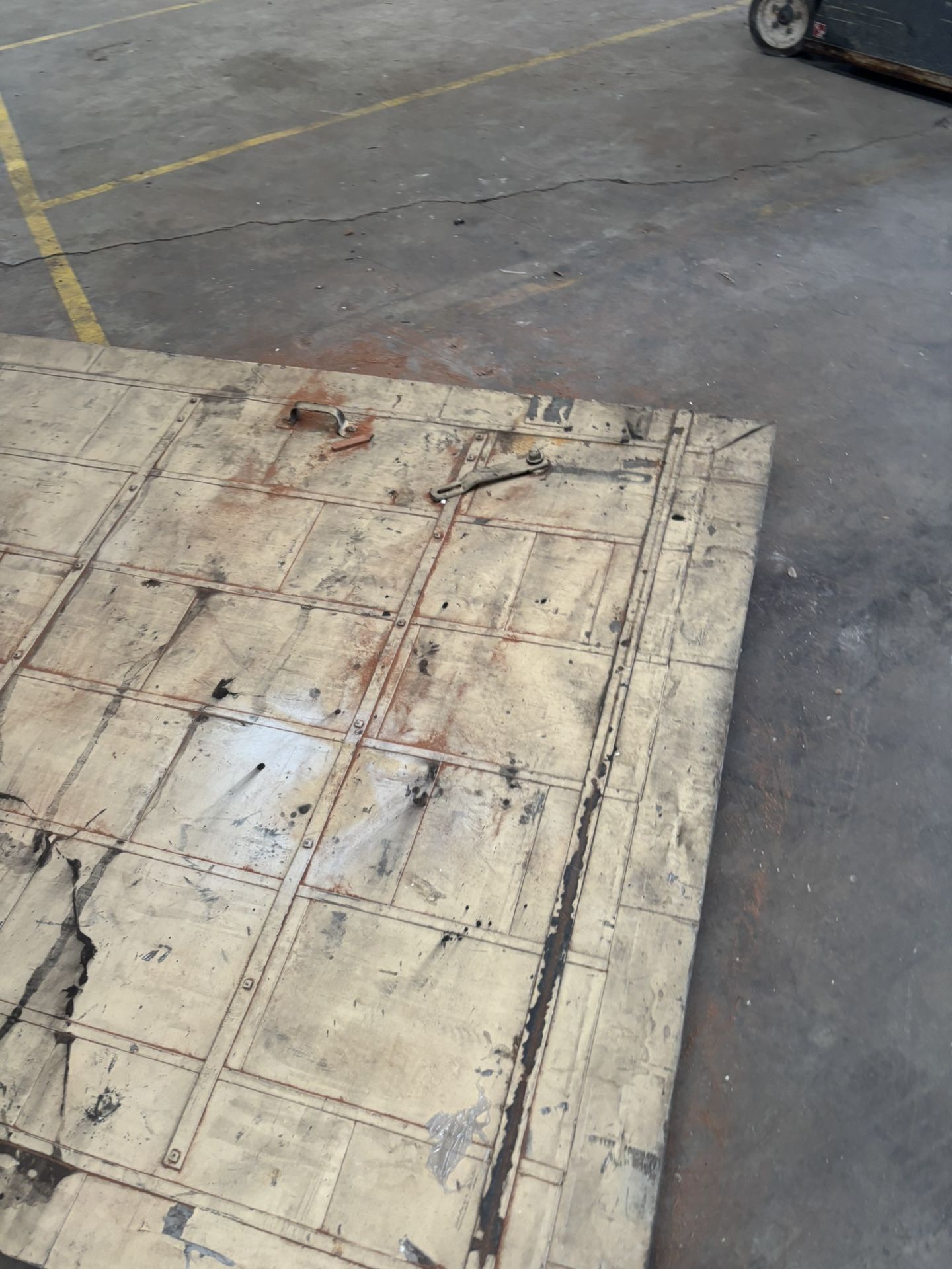 Barn Door Type Very Heavy 69” Wide By 9’ft Tall And 3” Thick It Has laminated Cover