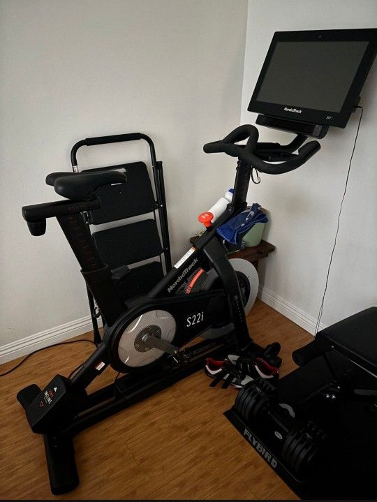 NordicTrack Commercial S22i Studio Cycle With 22" Touchscreen Unisex Cycling Shoes Size 9.5