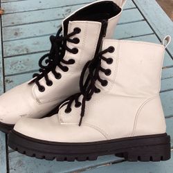 Black & White Boots Size 8