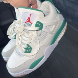 Jordan’s 4’s Off White & Pine Color  Size 6.5M 8W