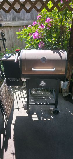 Pit Boss 700 Classic Wood Fired Pellet Grill with Flamebroiler