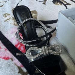 Bow heels
