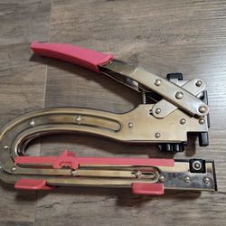 We R Memory Keepers Crop-A-Dile II Big Bite Punch Tool with 6" Reach - Pink