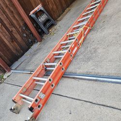 24ft Fiberglass Extensión Ladder, 300 lb Load Capacity Good Conditión