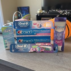 CREST TOOTHBRUSH BUNDLE