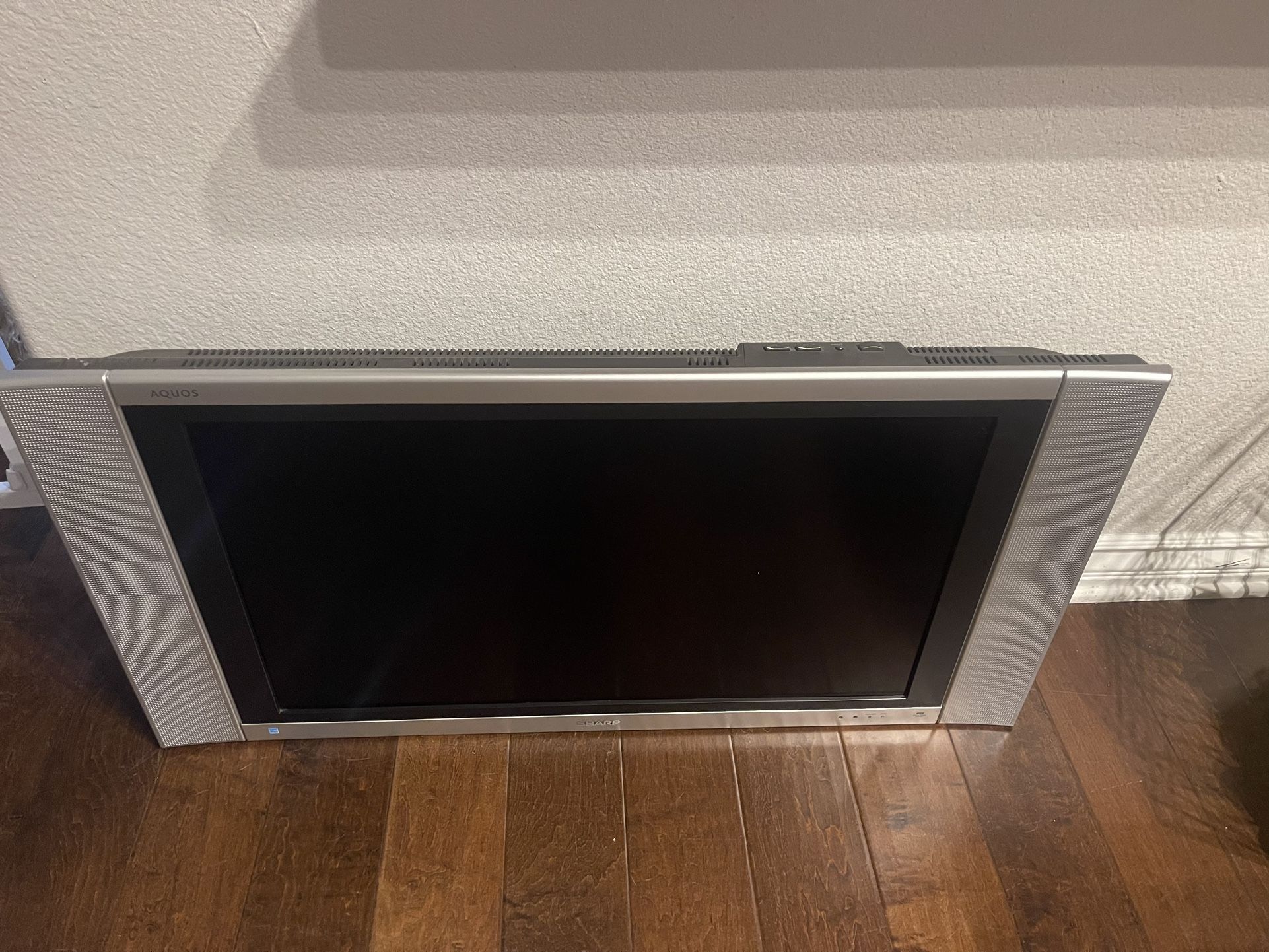 Old lcd 32” tv with wall Mount sharp aquos