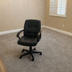 Modern Black Office Chair – Clean Minimal Home Setup
