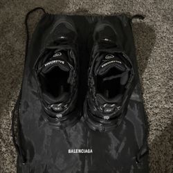 black balenciaga runners