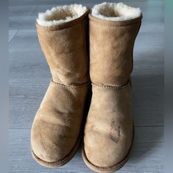 UGG Australia Classic Short Boots – Women’s Size 8