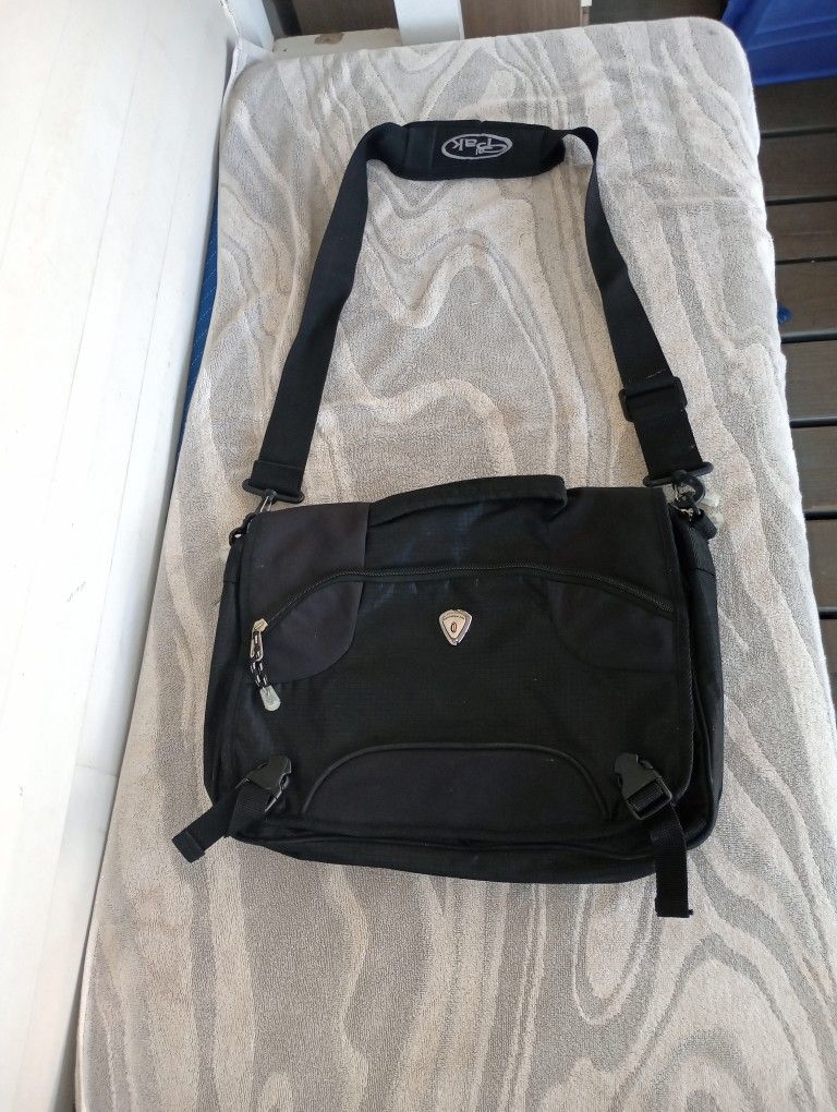 CALPAK RANSOM BLACK 18-INCH PREMIUM EXPANDABLE LAPTOP MESSENGER BAG