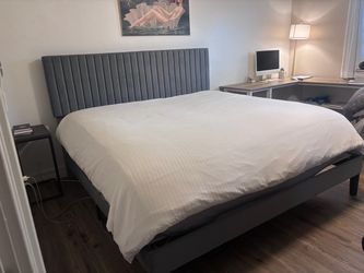 ✨King velvet bed-frame ✨