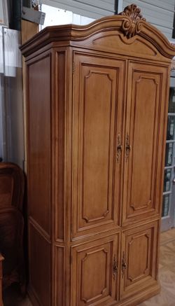$149 QUALITY BEAUTIFUL VINTAGE TALL WOOD FRENCH STYLE TV ARMOIRE IN VERY NICE CONDITION WESTSIDE MUST BRING HELP