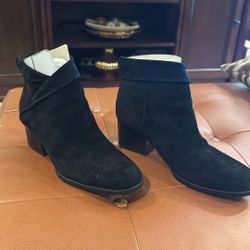 Born Dakota Bootie In Black Suede 