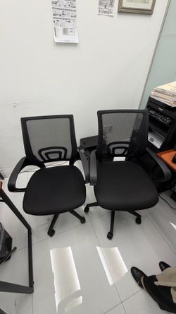 BLACK ERGONOMIC OFFICE CHAIR