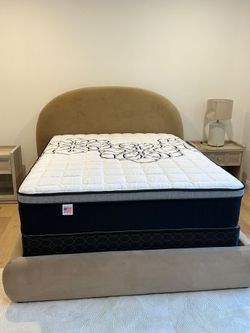 Queen Size Mattress Pillow Top 12"    new mattress in a plastic sealed