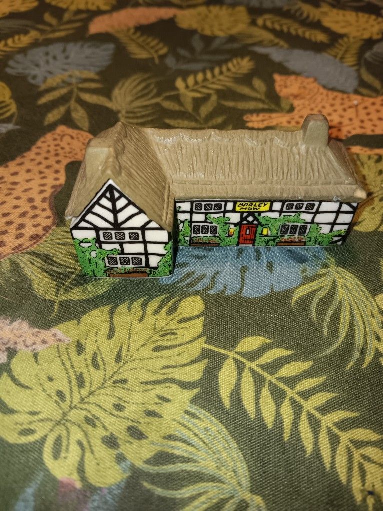 Wade England "Whimsey On Why" Ser. 1 The Barley Mow Porcelain Miniature Building