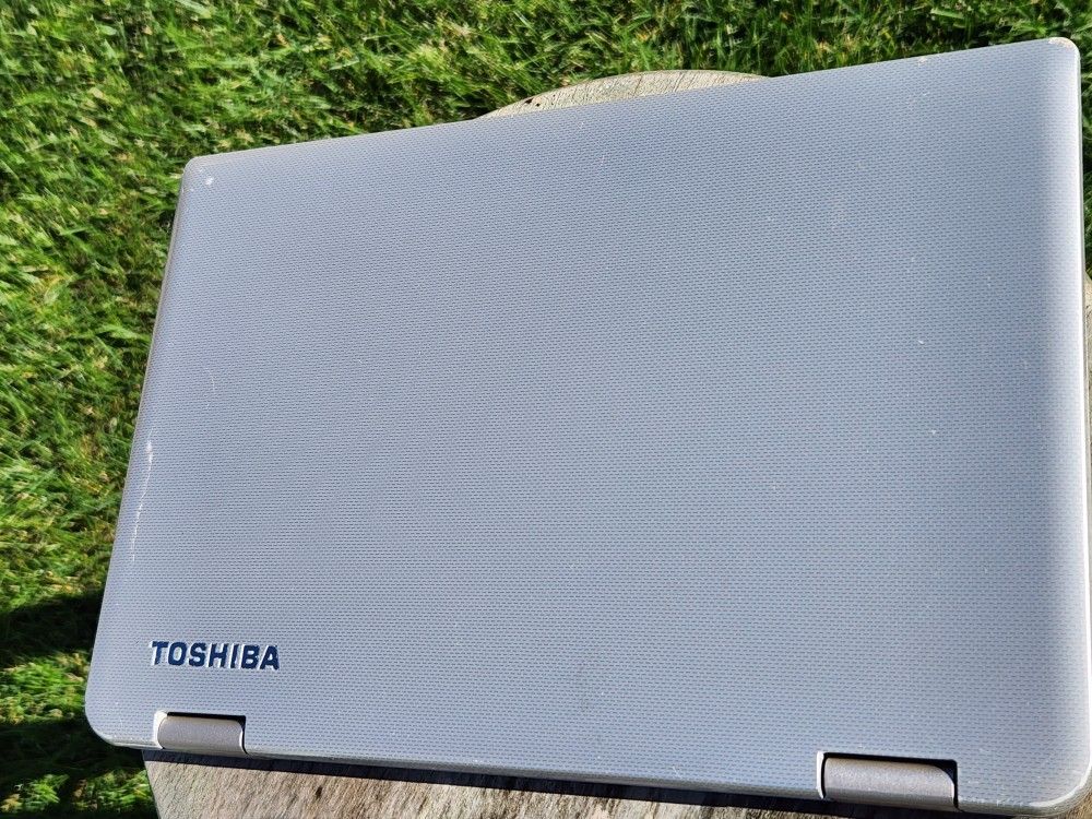 Toshiba Radius Satellite 11 2 in 1 Laptop 11.6" Screen