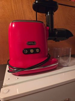 Masticating juicer