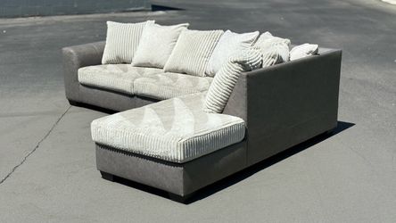 LIKE-NEW—White Corduroy Sectional w/ Chaise 🤍