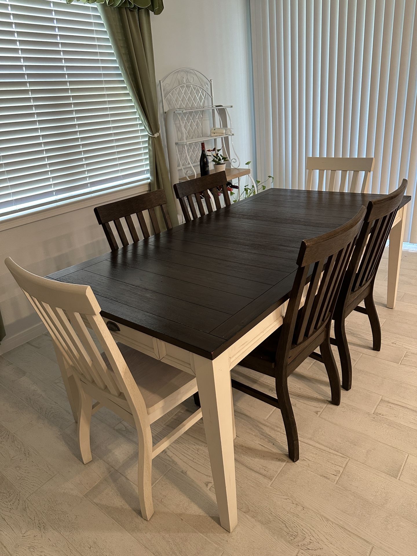 Dining Room Table & 6 Chairs