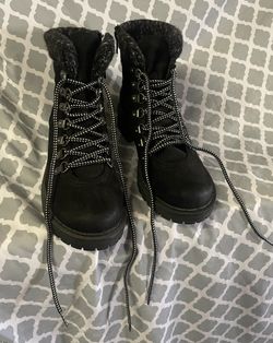 Woman’s Hiking Boots 
