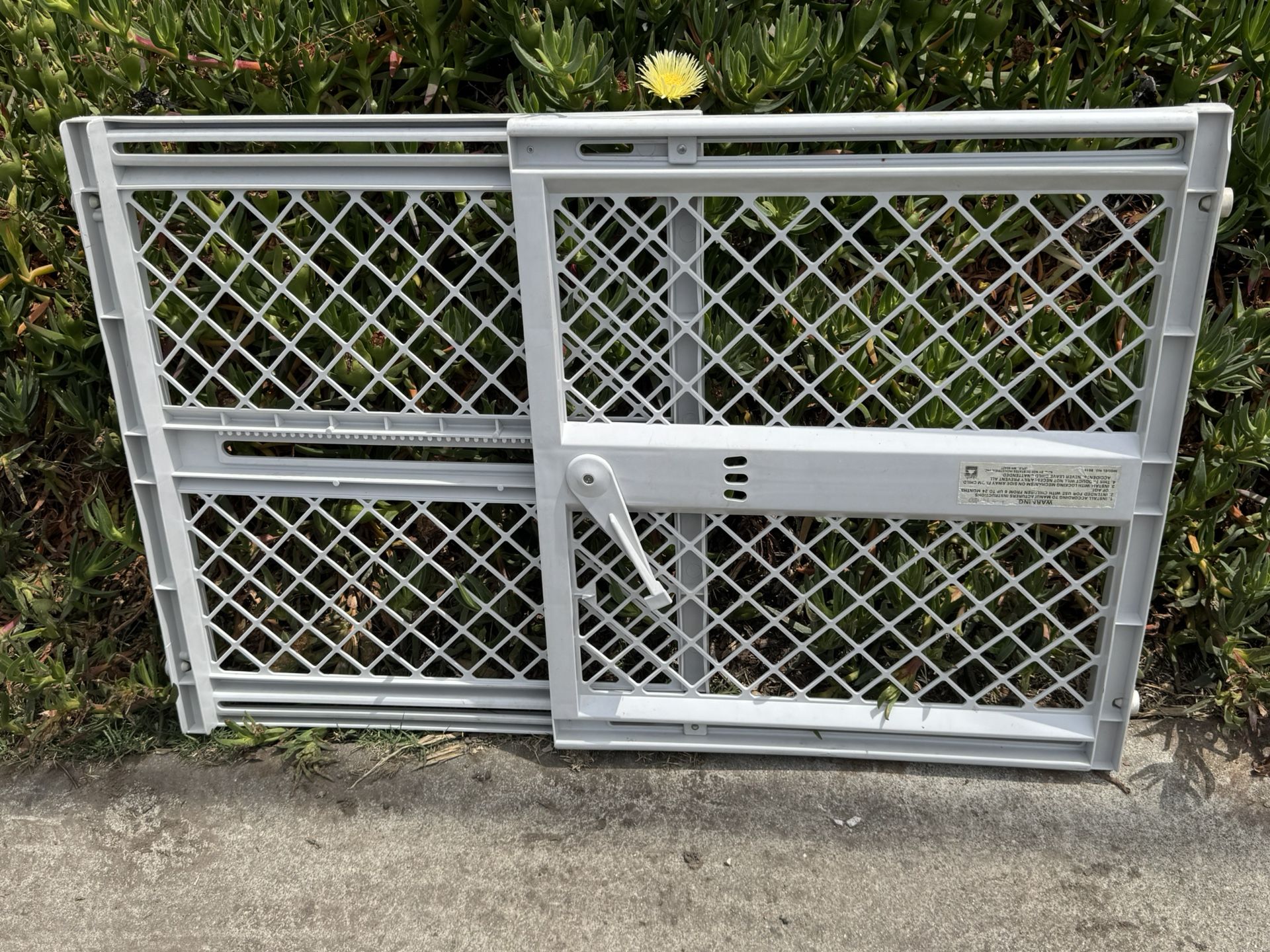 North Stated Universal Pet Gate And Baby Gate Expands From 26” To 42” Width Height 26”
