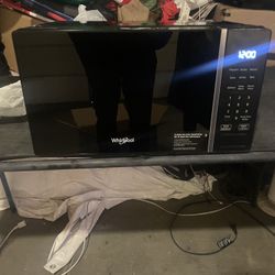 Whirlpool 20.93 in. Electric Countertop Microwave in Black with 0.7 cu. ft. Capacity 