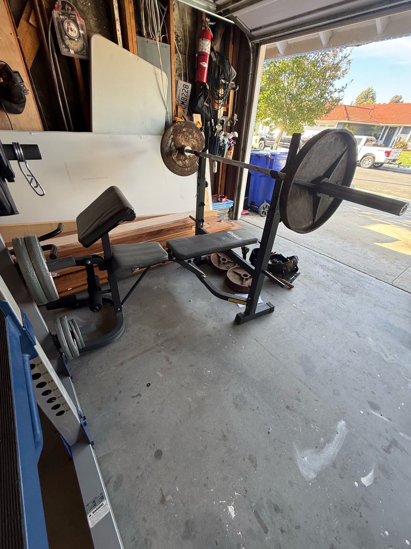Weight bench with 2 plates and Olympic bar