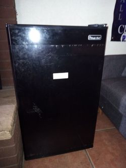 MAGIC CHEF MINI FRIDGE 