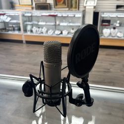 Rode NT1-A Large-Diaphragm Condenser Microphone with Shock Mount