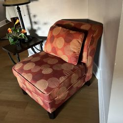 2 Large Chairs With 2 Pillows