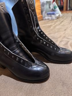 Hyde Skate boots. Approx Womens size 6