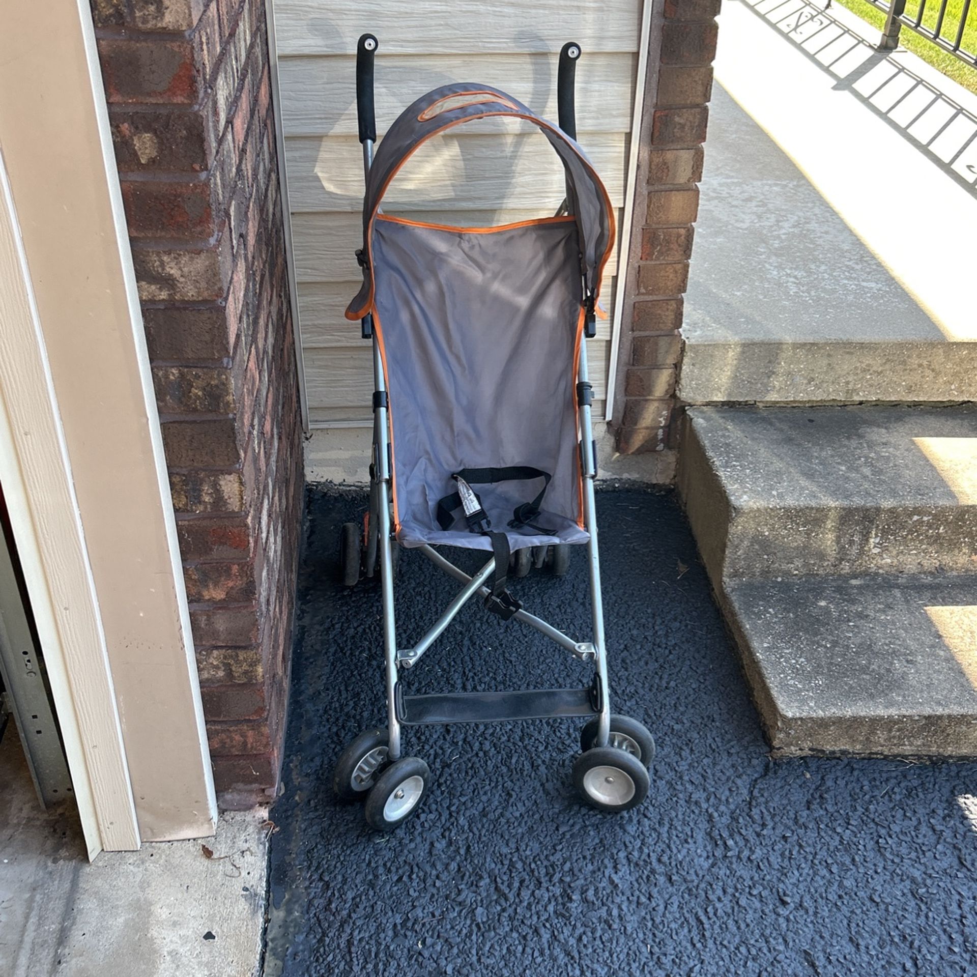 Baby stroller, heavy duty wheels excellent condition collapsible