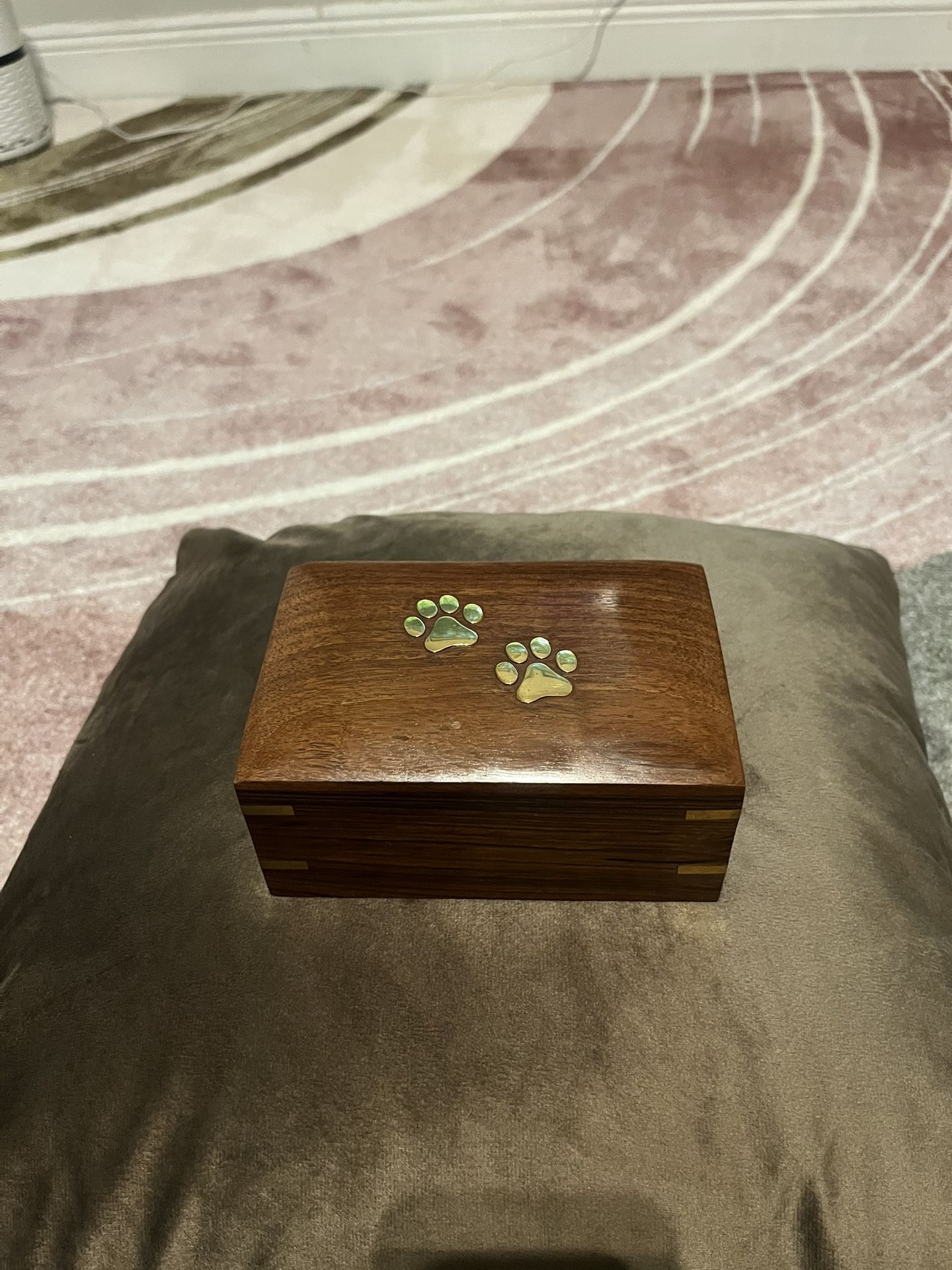 Wooden Cremation Urn whit Brass Paw Design For Small Dog / Cat Ashes Memorial Keepsake Urns For Ashes , Up To 40 Pounds
