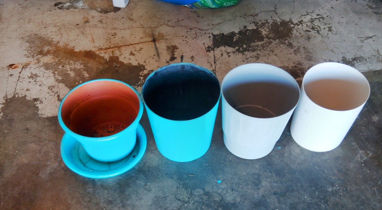 4 Large Flower Pots And Black Metal Plant Stand