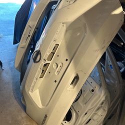 2014 - 2018 NISSAN ROGUE Tailgate Trunk Lid Electric Lift Gate  White color  OEM