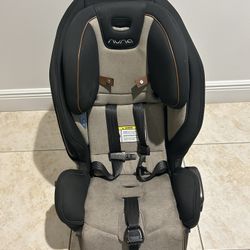 Nuna Car seat Lightly Used Has brand New Changeable Seat Cover 