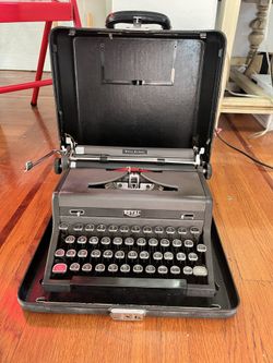 ROYAL QUIET DELUXE PORTABLE TYPEWRITER IN CASE, Vintage & Great Condition