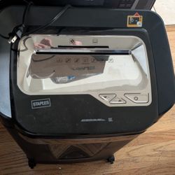 Staples Large Capacity Shredder