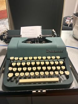 Underwood Vintage Portable Typewriter with Case