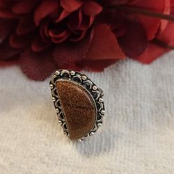 Beautiful goldstone sliverplated ring.

Boho Gemstone Geometric Alloy Metal Sliverplated Ring. Size is about 7.50  see pictures on a ring sizer.

Allo