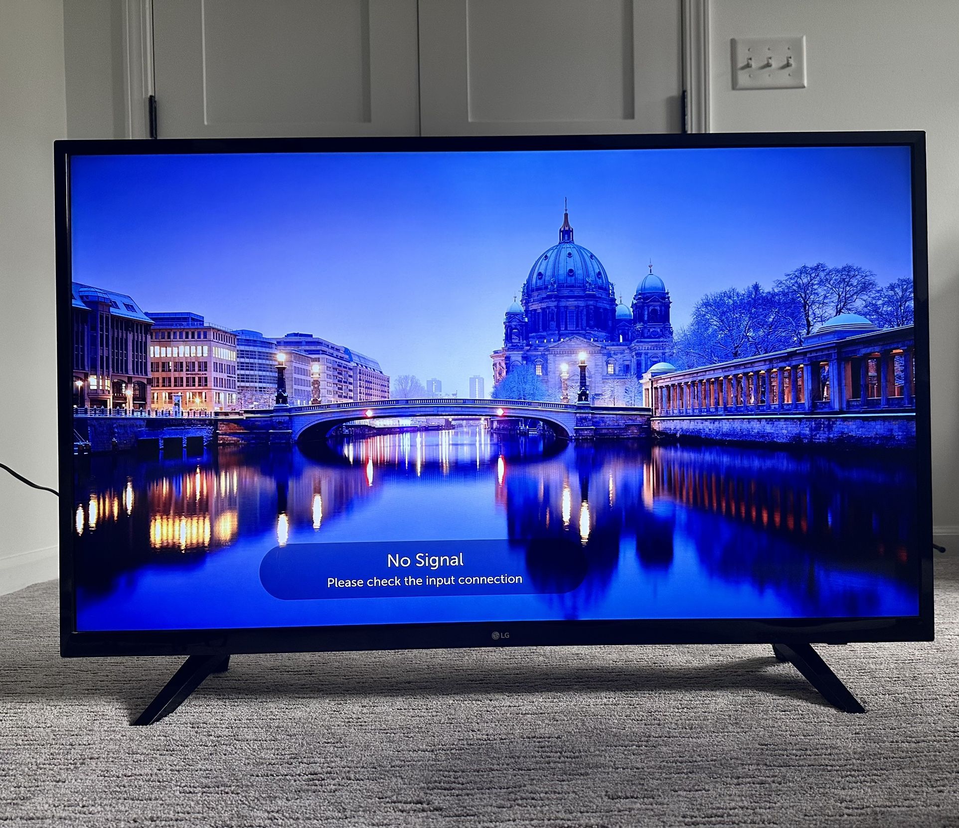 43 Inch 4k Ultra HD Smart LG TV Like New