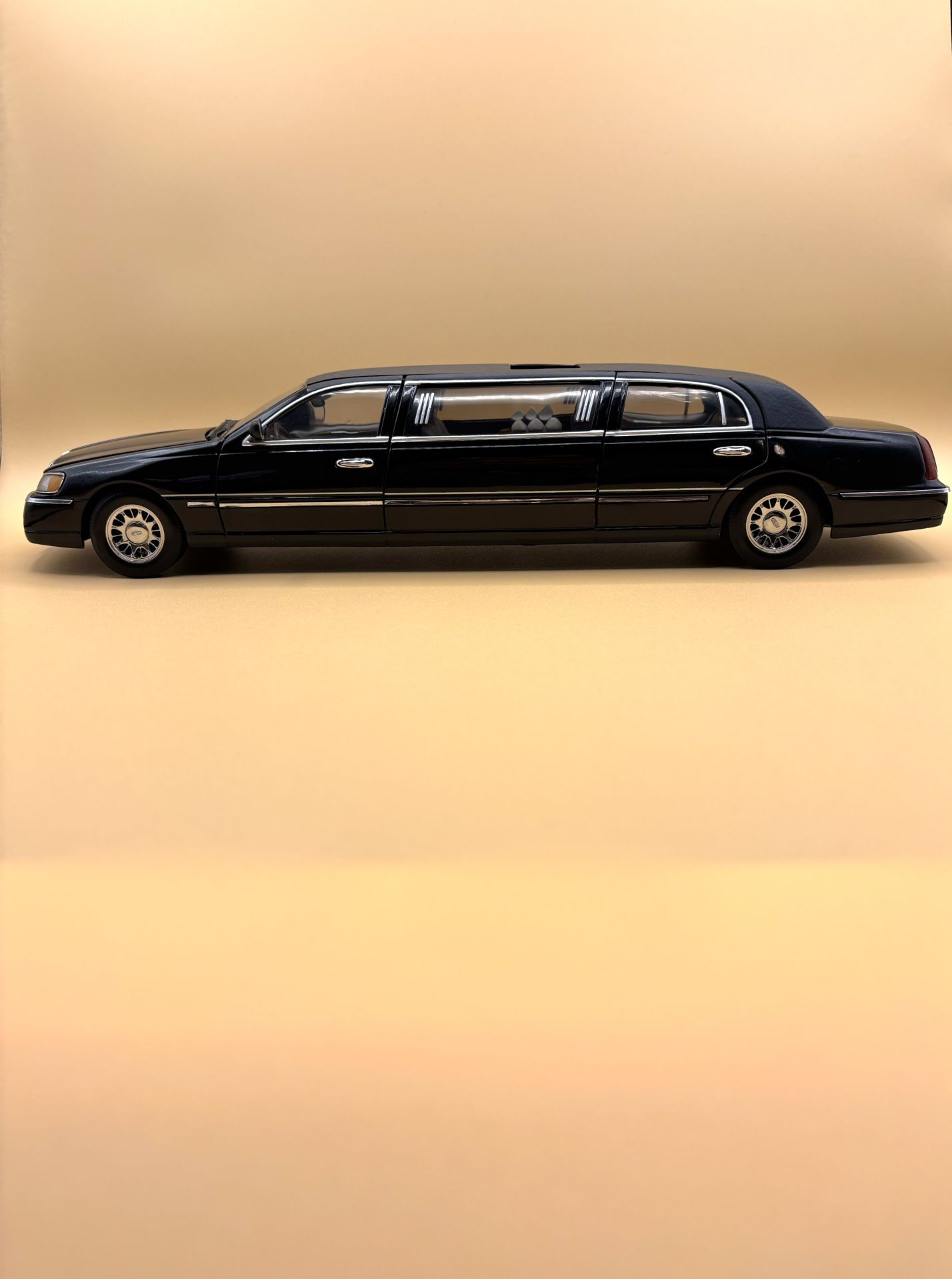 1999 Lincoln Town Car Stretch Limousine, 1:18 Diecast Model