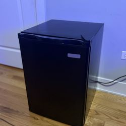 Magic Chef 3.2 Cu. Ft. Mini Fridge – Great Condition, Works Perfectly!