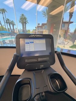 Life Fitness SE3HD Upright Bike LOW HOURS!