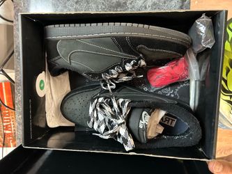 Travis Scott 1’s size 8.5