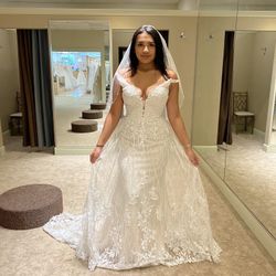 Beautiful NEW wedding dress. No alterations. Size 13. Includes long veil