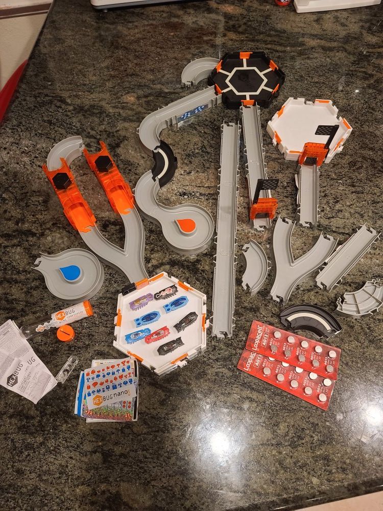 Hexboxs complete with track and 8 bugs and 20 extra batteries