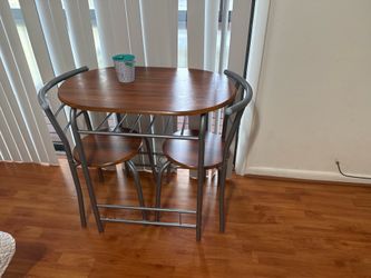 Round table - 2 chairs